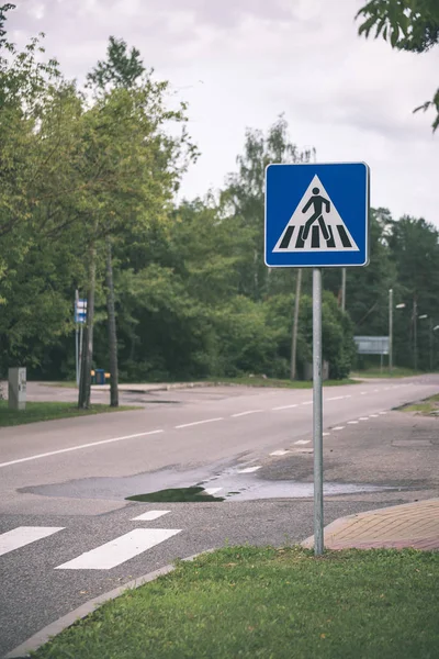 Strada Asfaltata Vuota Con Cartelli Indicazioni Bosco Verde Entrambi Lati — Foto Stock