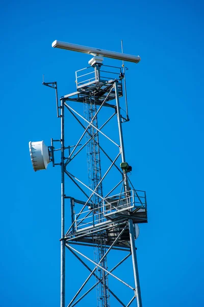 電気線柱と青い空を背景に線 — ストック写真