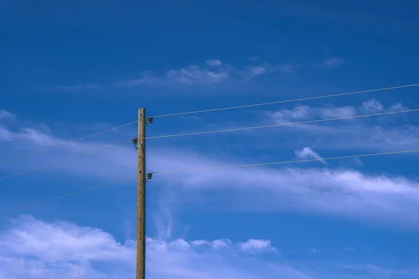 Postes Línea Electricidad Cables Telón Fondo Cielo Azul —  Fotos de Stock