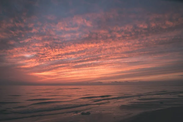 Krásné Malebné Pohled Klidné Moře Při Západu Slunce — Stock fotografie