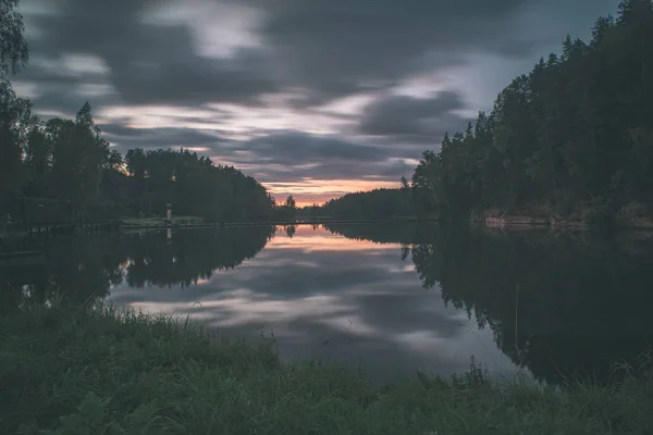 Blå Himmel Och Lugn Flod Med Gröna Träd Runt Sommar — Stockfoto