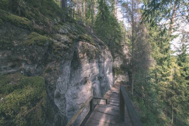 kumtaşı Sietiniezis cliff Letonya yakınındaki ahşap yolu ile turist iz