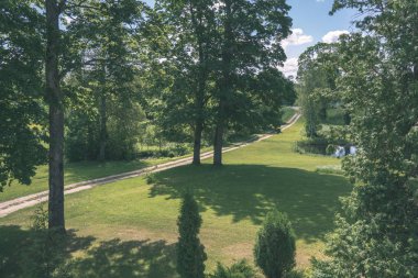 ağaçlar ve yaz aylarında yeşil bitki örtüsü ile kırsal doğal görünümünü