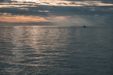 bulutlar deniz günbatımı sırasında doğal görünümü