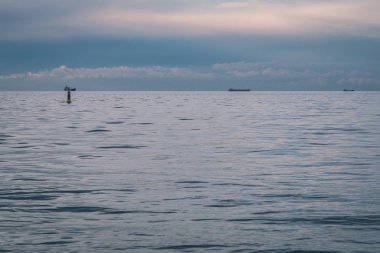 bulutlar deniz günbatımı sırasında üzerinde doğal görünümünü