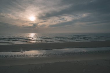 bulutlar deniz günbatımı sırasında üzerinde doğal görünümünü