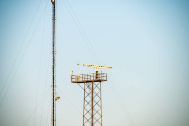 Elektrik ENH direkleri ve mavi gökyüzü zemin teller