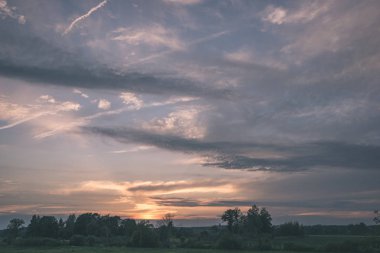 güzel bulutlu gökyüzü doğal görünümünü
