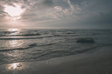 bulutlar deniz günbatımı sırasında üzerinde doğal görünümünü