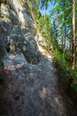 kumtaşı kayalıklarla Letonya görünümünü kapat