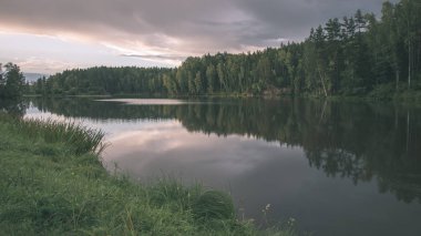 mavi gökyüzü ve yaz aylarında yeşil orman ile sakin Nehri manzaralı görünüm
