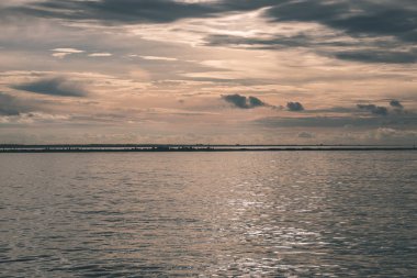 deniz günbatımı sırasında üzerinde doğal görünümünü