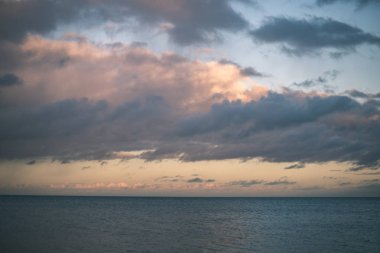 Yaz aylarında sakin su üzerinde mavi gökyüzü