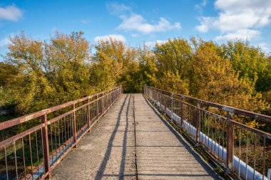 Doğal görünümü boş Köprüsü, ağaçlar ve Letonya mavi gökyüzü