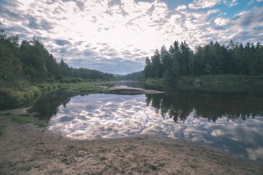 kırmızı kumtaşı kayalıklarla turist iz Letonya ile