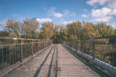 Doğal görünümü boş Köprüsü, ağaçlar ve Letonya mavi gökyüzü