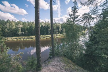 nehir Letonya ile yeşil orman manzaralı görünüm