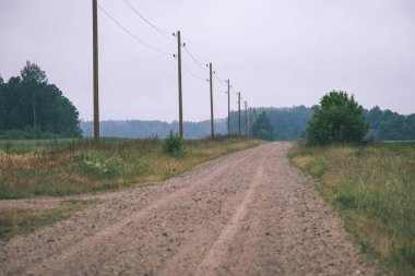 boş kırsal yol yaz gününde