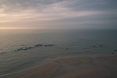 Doğal görünümü mavi gökyüzü ve kumlu plaj
