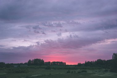 doğal peyzaj üzerinde bulutlu gökyüzü doğal görünümünü