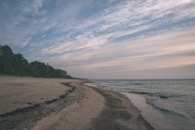 bulutlar deniz üzerinde mavi gökyüzü üzerinde doğal görünümünü