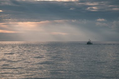 bulutlar deniz günbatımı sırasında doğal görünümü