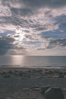 Yaz aylarında sakin su üzerinde mavi gökyüzü