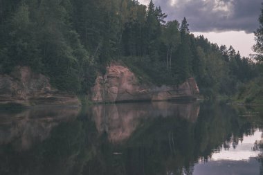 kırmızı kumtaşı kayalıklarla turist iz Letonya ile