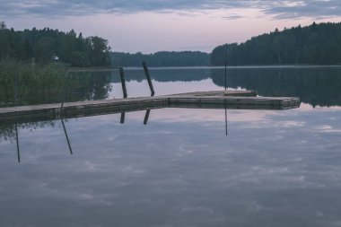 Orman ve sakin göl üzerinde gökyüzü doğal görünümünü