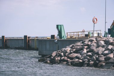 Doğal görünümü açık mavi gökyüzü ve bağlantı noktası