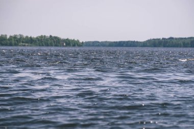 mavi gökyüzü, orman ve sonbaharda sakin göl manzaralı görünüm