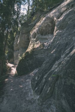 kumtaşı Sietiniezis cliff Letonya yakınındaki ahşap yolu ile turist iz