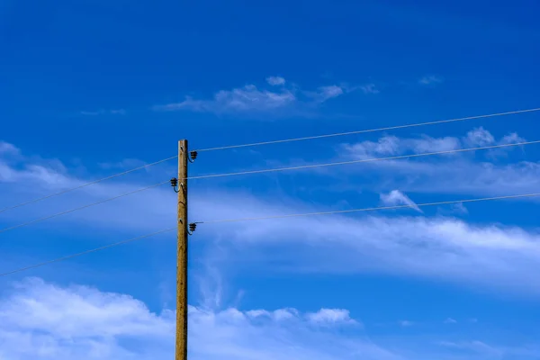 Pali Della Linea Elettrica Fili Sfondo Cielo Blu — Foto Stock