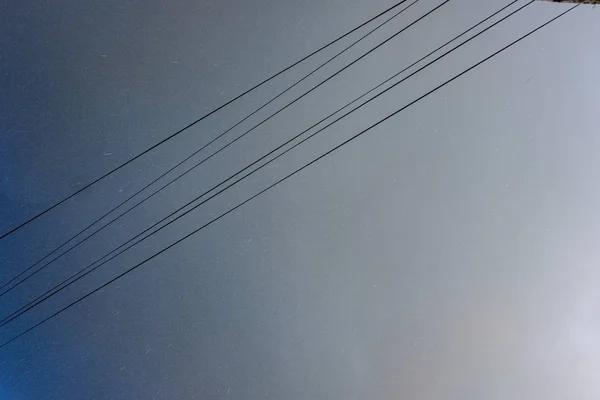 電気線柱と青い空を背景に線 — ストック写真