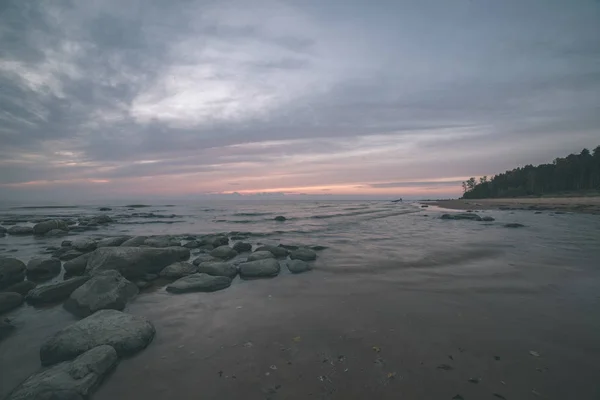 日落时 在海边海滩上欣赏云朵的美景 有岩石 — 图库照片