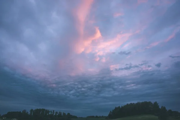 Vacker Utsikt Över Mulen Himmel Över Naturlandskap — Stockfoto