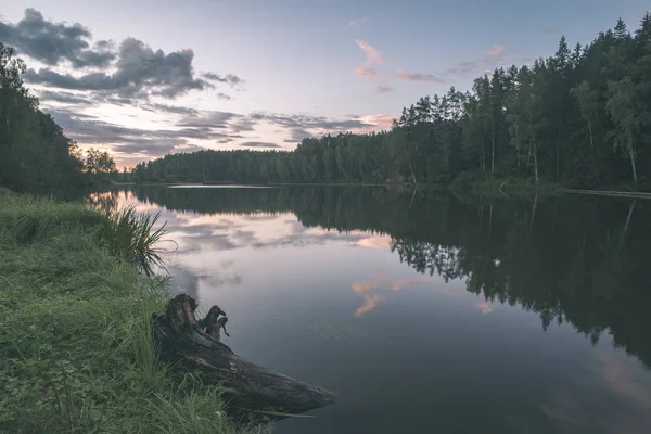 Blå Himmel Och Lugn Flod Med Gröna Träd Runt Sommar — Stockfoto