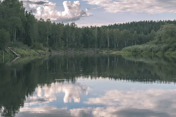 Piękny Widok Niebo Nad Lasu Jeziora Spokój — Zdjęcie stockowe