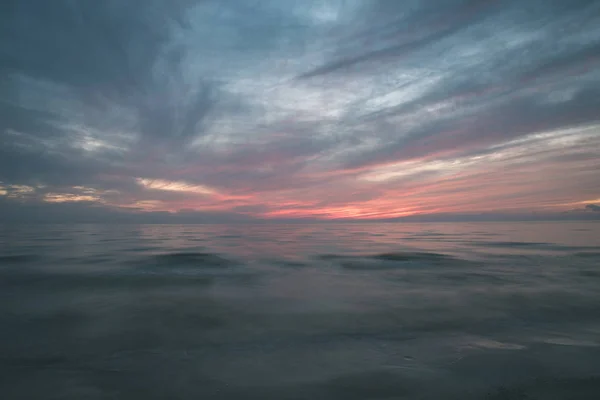 Gün Batımı Sırasında Sakin Deniz Güzel Doğal Görünümü — Stok fotoğraf