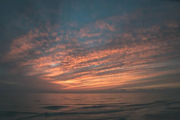 Hermosa Vista Panorámica Del Mar Tranquilo Durante Puesta Del Sol — Foto de Stock