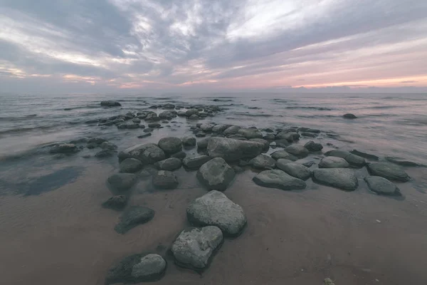 Живописный Вид Облаков Над Приморским Пляжем Скалами Закате — стоковое фото