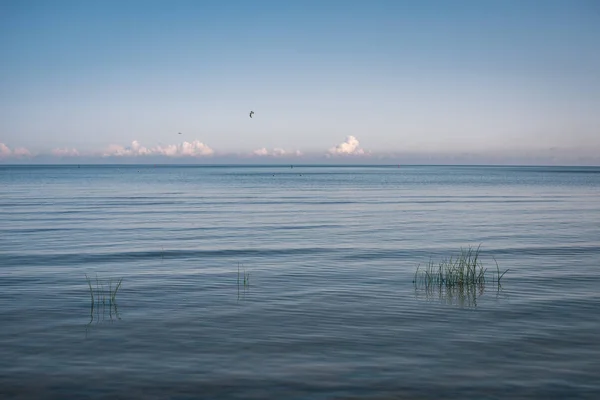 Céu Azul Sobre Água Calma Verão — Fotografia de Stock