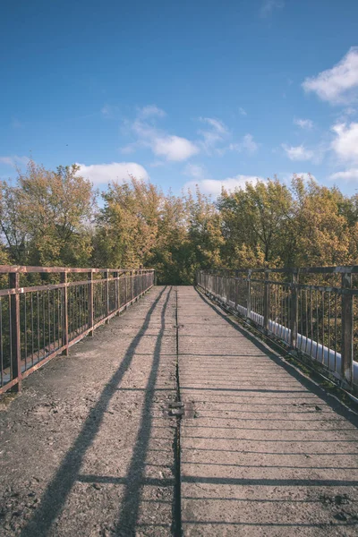 Malerischer Blick Auf Leere Brücke Bäume Und Blauen Himmel Lettland — Stockfoto