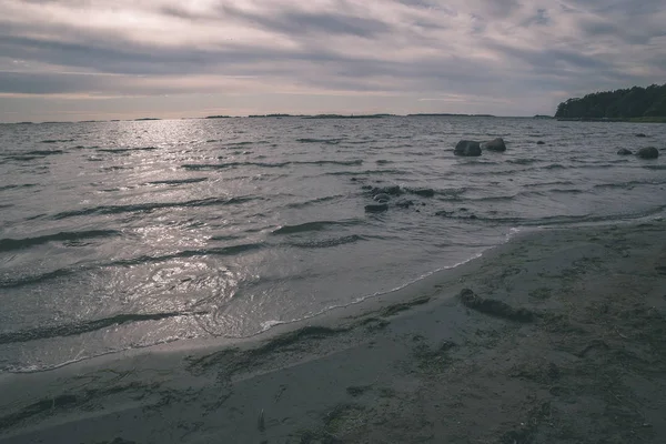 Schilderachtig Uitzicht Wolken Boven Zee Tijdens Zonsondergang — Stockfoto