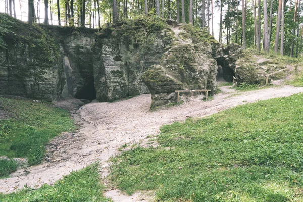 Kırmızı Kumtaşı Kayalıklarla Turist Letonya Ile — Stok fotoğraf