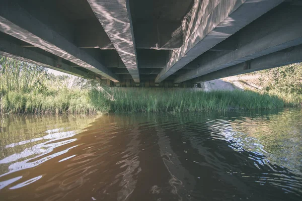 ポートの古いさびた金属橋 — ストック写真