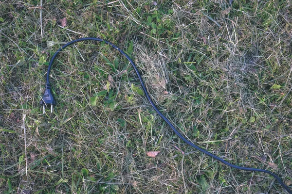 Pose Fil Électrique Noir Sur Herbe Verte — Photo