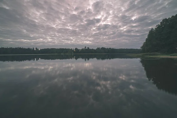 Malerischer Blick Auf Den Himmel Über Wald Und Ruhigen See — Stockfoto