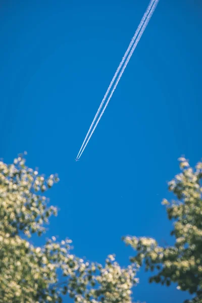 Avion Piste Fumée Blanche Sur Ciel Bleu — Photo