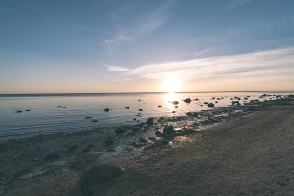 Malerische Ansicht Von Stranddetails Mit Felsen Und Verschwommenem Hintergrund — Stockfoto